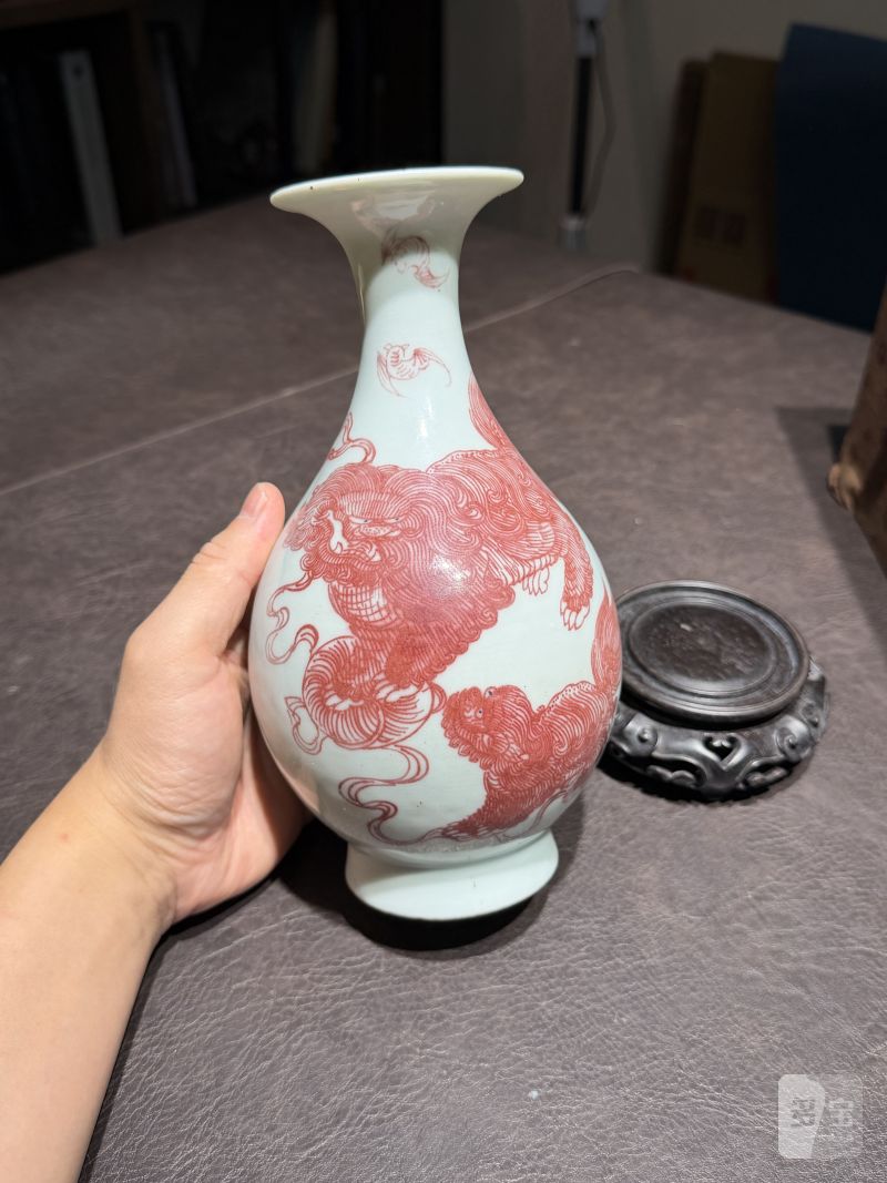 清道光 釉里红太狮少狮玉壶春瓶（配木座、老盒） - 图4